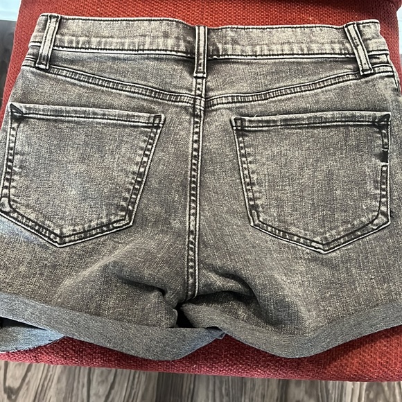 BRAND NEW, never worn black Express jean shorts. Button and zip closure. Size 4 - Picture 6 of 6